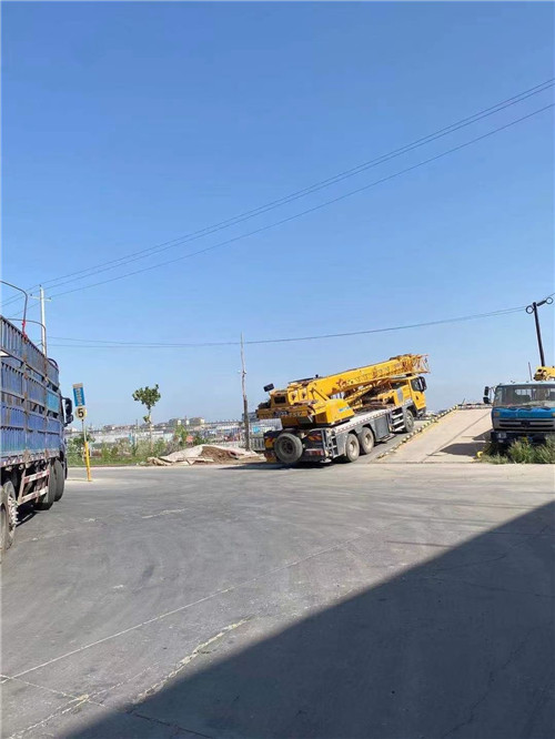 吕梁市25吨吊车的租赁价格大概是多少？